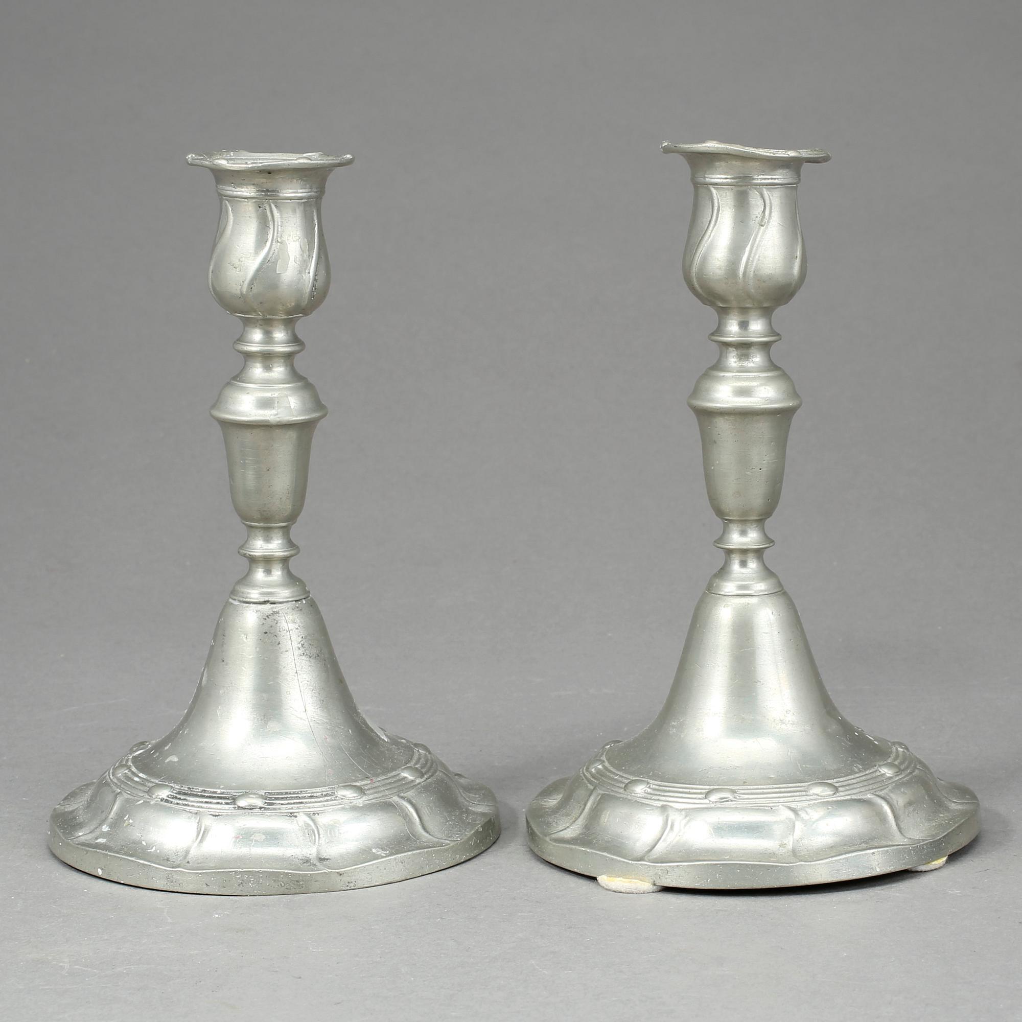 LJUSSTAKAR, ett par, tenn. Rokoko. Lars Claesson Fries, Strängnäs, verksam 1760-90.