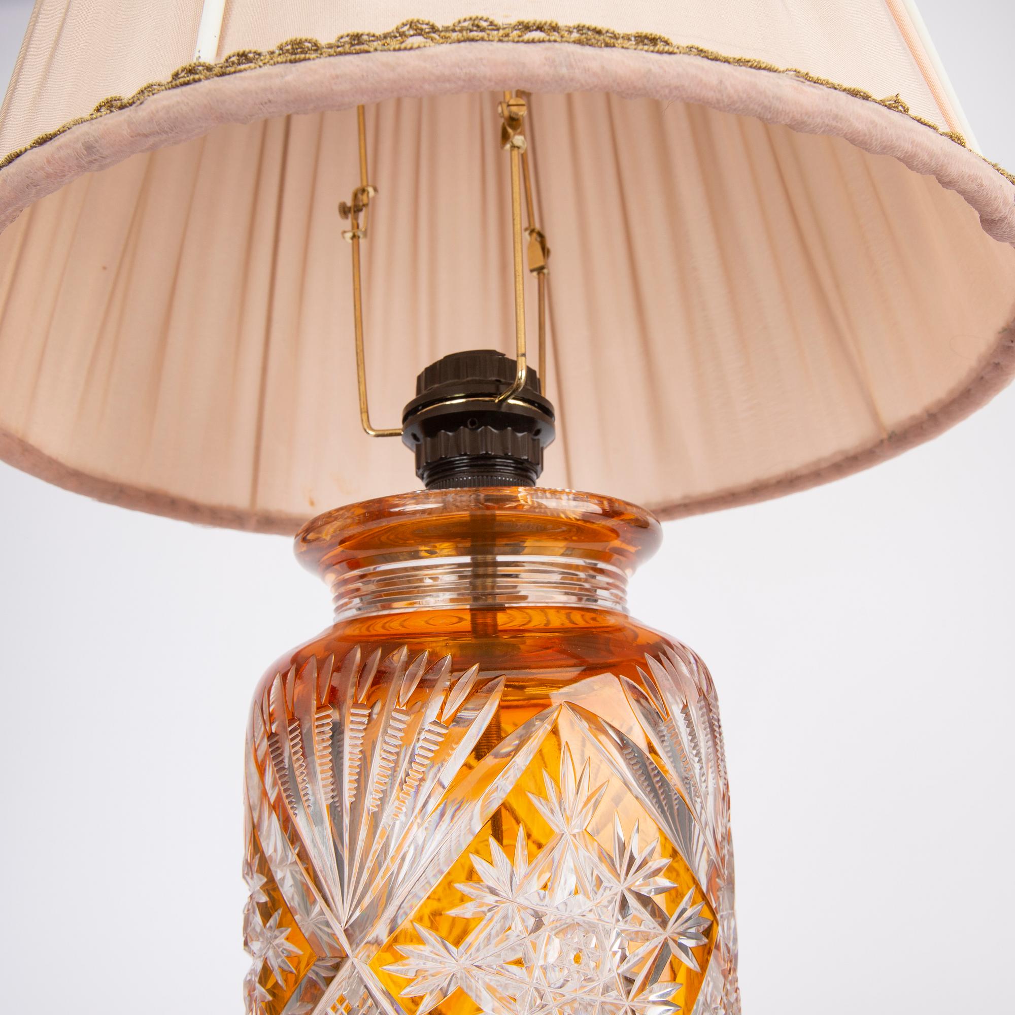 Bordslampa,  1900-talets första hälft möjligen Böhmen, slipat glas.