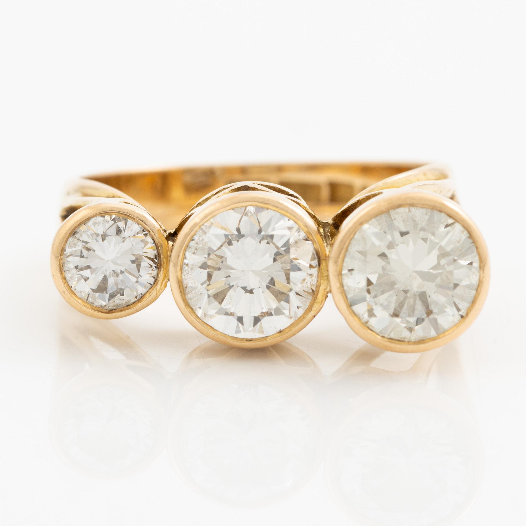 Ring, 18K guld med tre briljantslipade diamanter, totalt 2.87 ct.