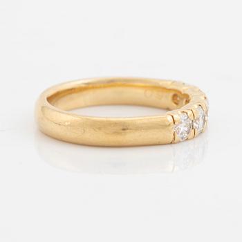 An Engelbert ring in 18K gold set with round brilliant-cut diamonds.