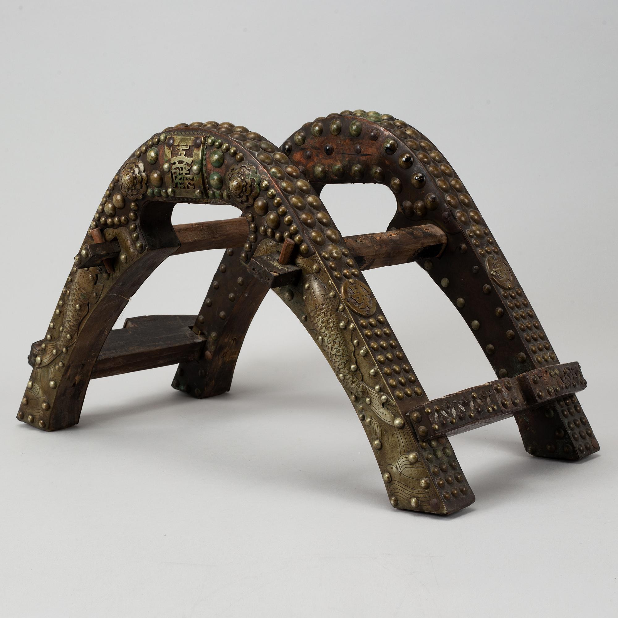 Sadel, trä och metall. Troligen sen Qing dynasti (1644-1911).