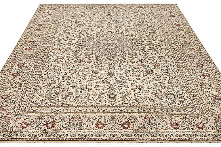 A Kashan carpet, a. 405 x 295 cm.
