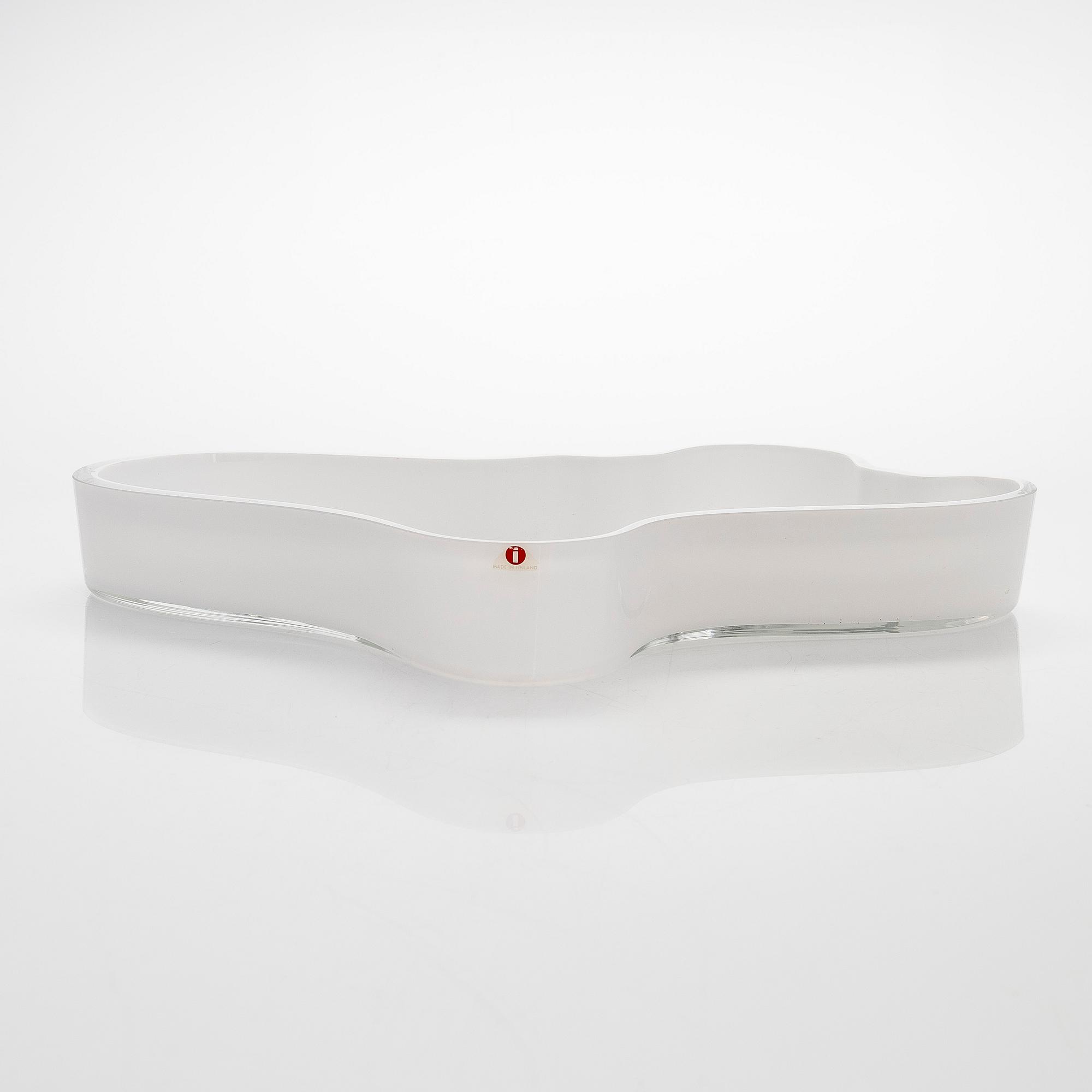 Alvar Aalto, A '3028' dish signed Alvar Aalto Iittala, 89/1985.