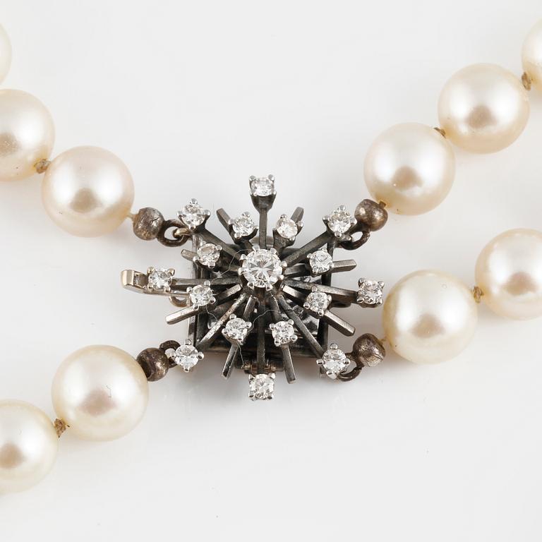 COLLIER, odlade pärlor med lås i 18K vitguld med briljantslipade diamanter ca 0.75 ct, utländska stämplar.