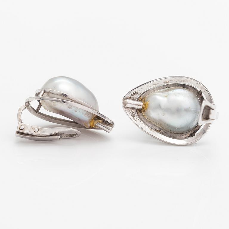 A pair of 18K white golde arrings with cultured pearls.