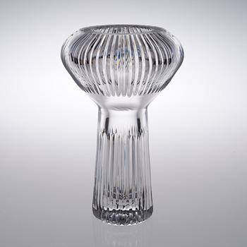 A CRYSTAL VASE. Signed Aimo Okkolin Riihimäen Lasi Oy. 1970s.