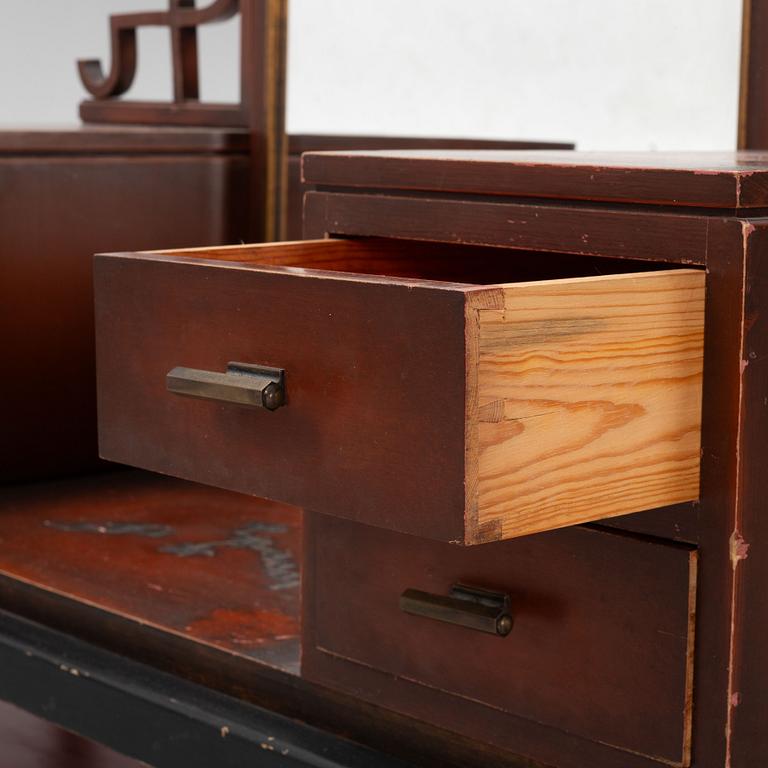 A Swedish grace mirror with a chest of drawers, 1920s/30s.