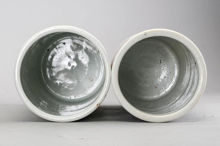 A set of two Chinese porcelain vases.