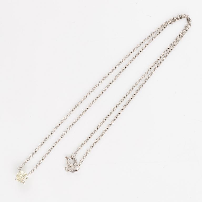 Collier 18K vitguld med briljantslipad diamant.