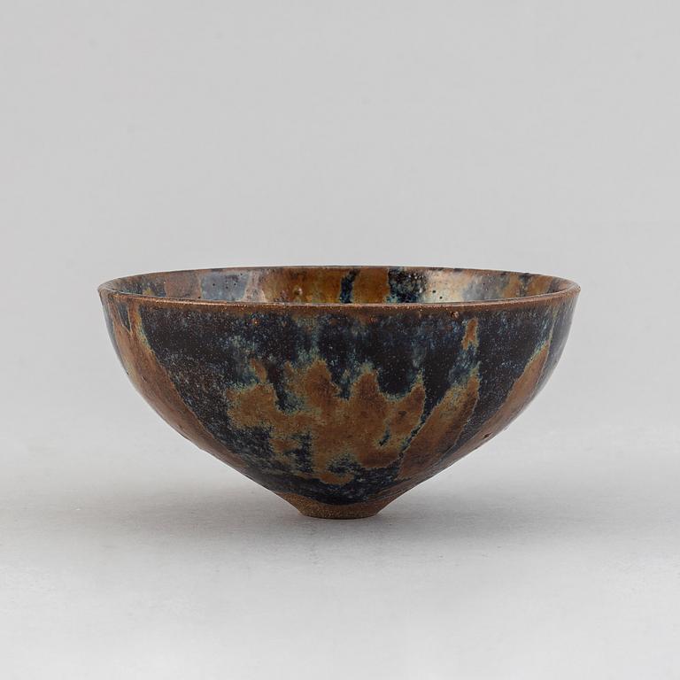 A Japanese tea bowl, 20th century.