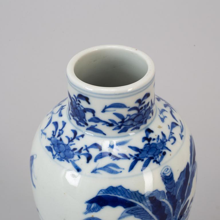 A blue and white vase, Qing dynasty, late 19th century.