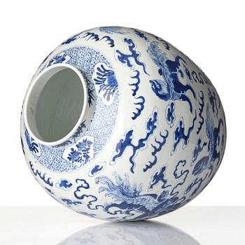 A blue and white 'buddhist' lion jar, Qing dynasty, 19th century.