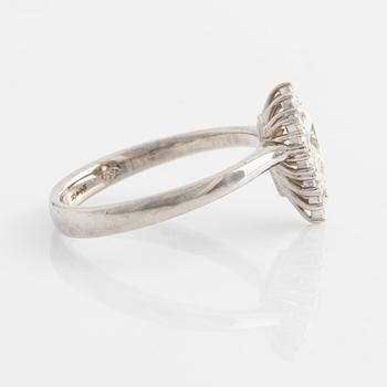 Ring med droppslipad diamant 0,70 ct, med GIA dossier.