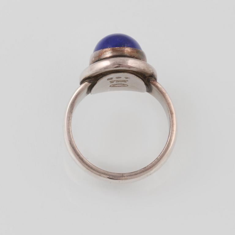 RING, sterlingsilver med cabochonslipad lapis lazuli, Georg Jensen. Vikt 7,1 gram.