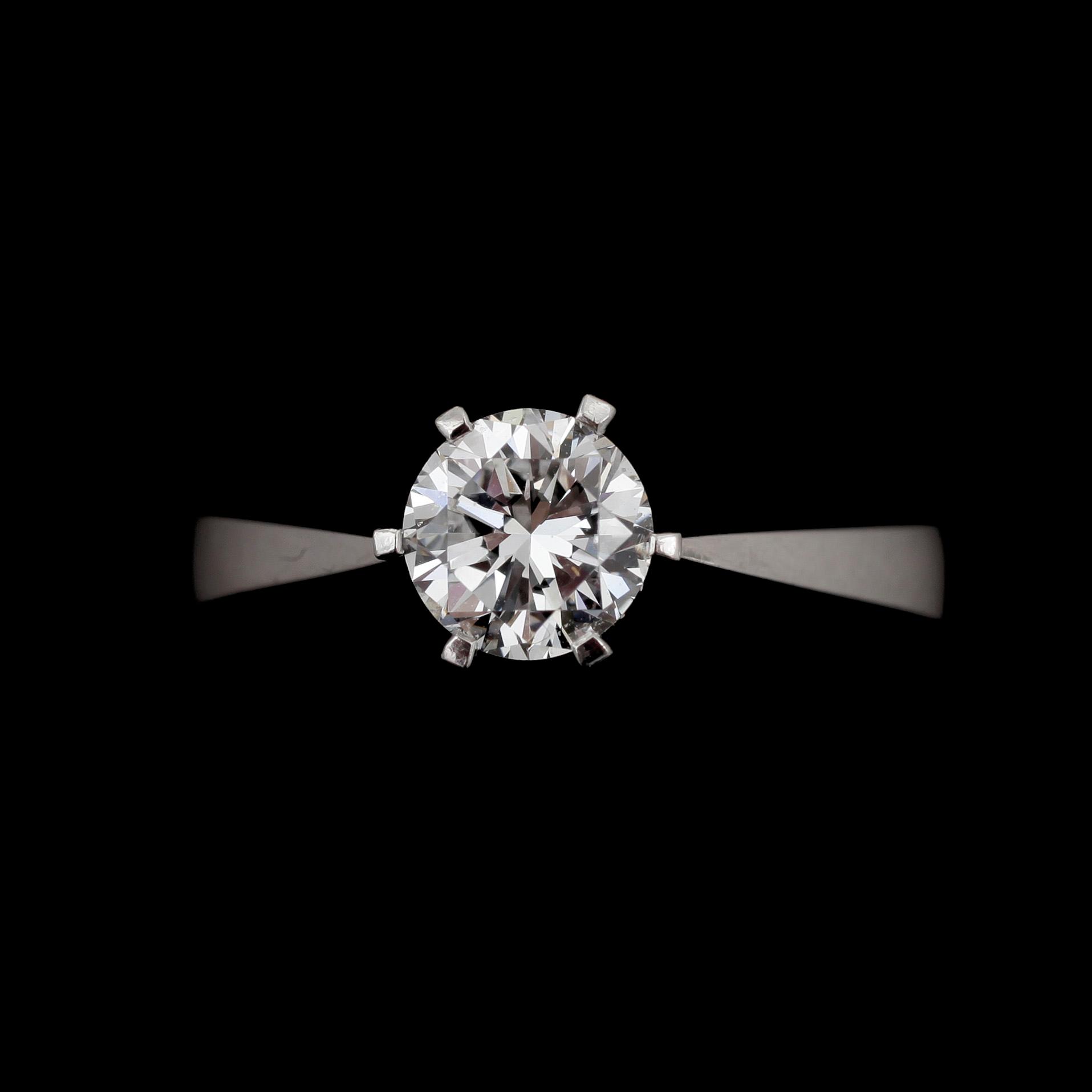 RING, 18k vitguld med briljantslipad diamant ca0,80ct enl grav. 1976. Tot.vikt 4,3g.