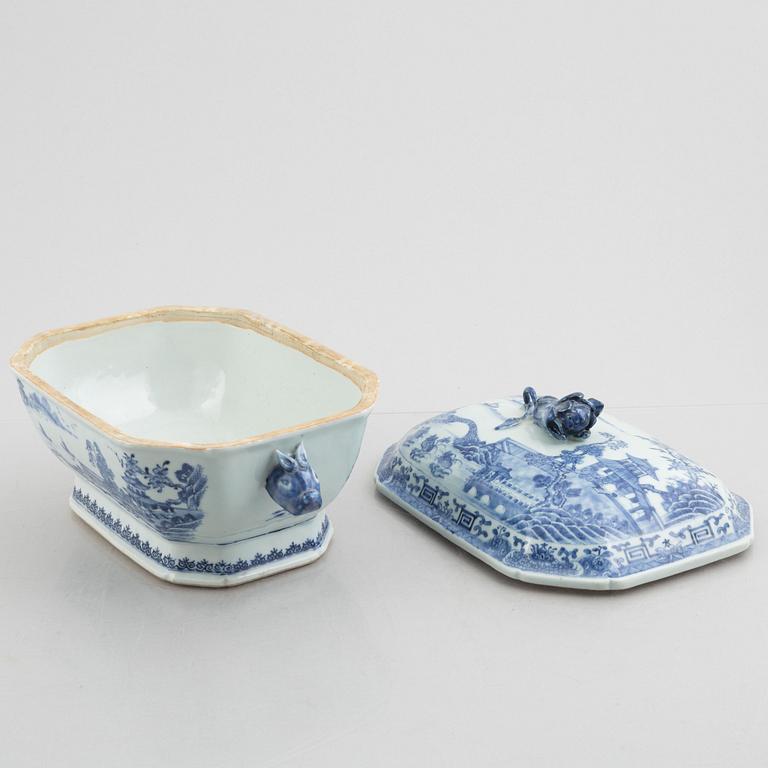 A blue and white tureen with cover, China, Qianlong (1736-95).