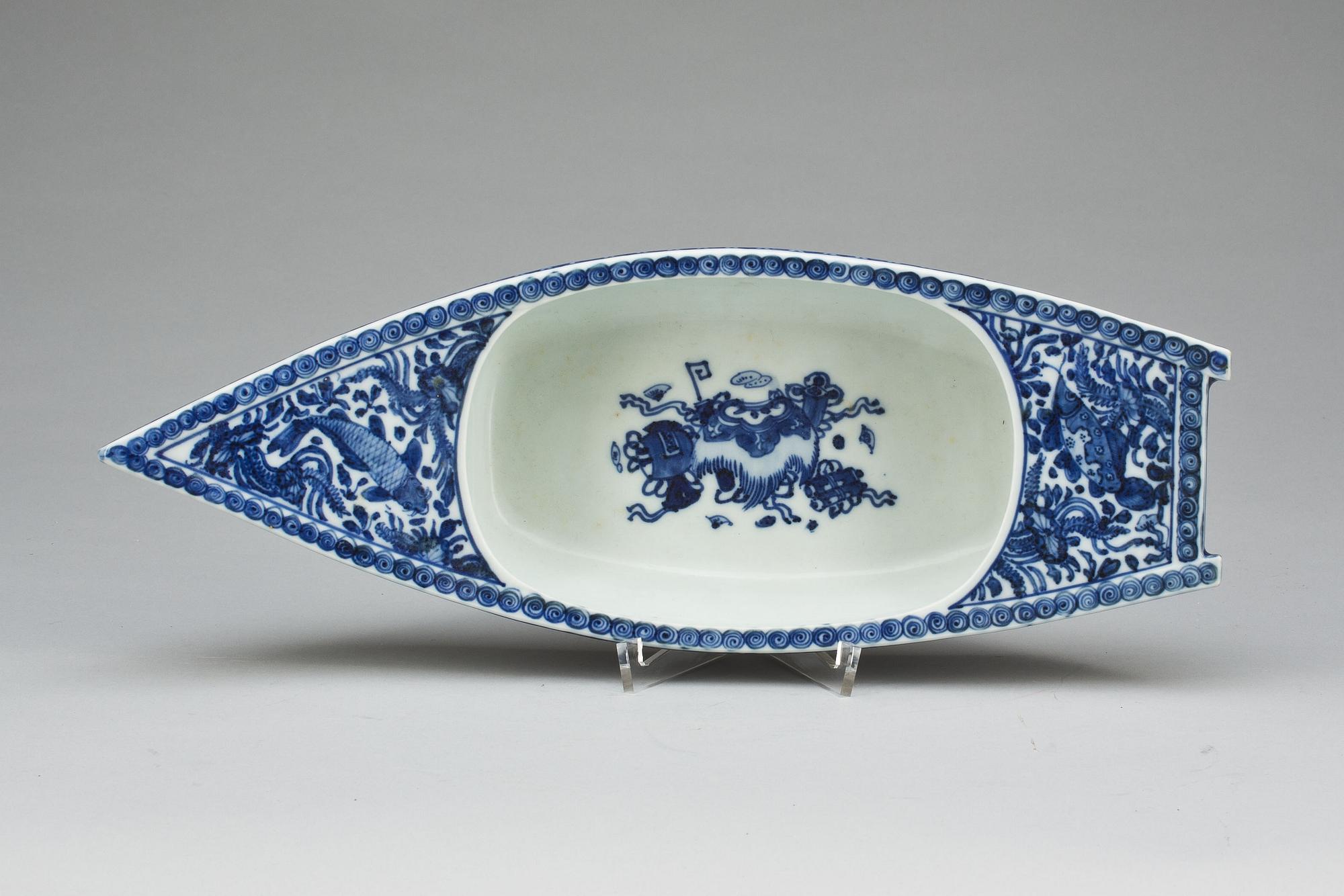 SERVERINGSFAT, porslin, Japan omkring 1900.