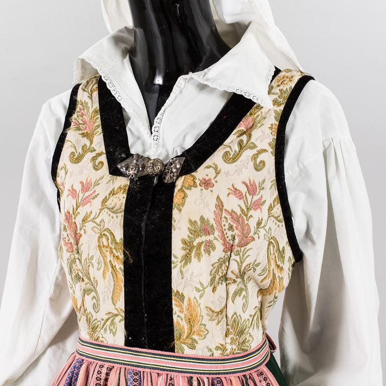 HÄRADSDRÄKT Färs o Frosta, 1900-talets andra hälft.