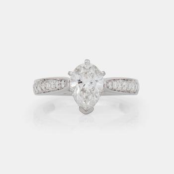 682. RING, med droppslipad diamant, 1.57 ct samt små briljantslipade diamanter.