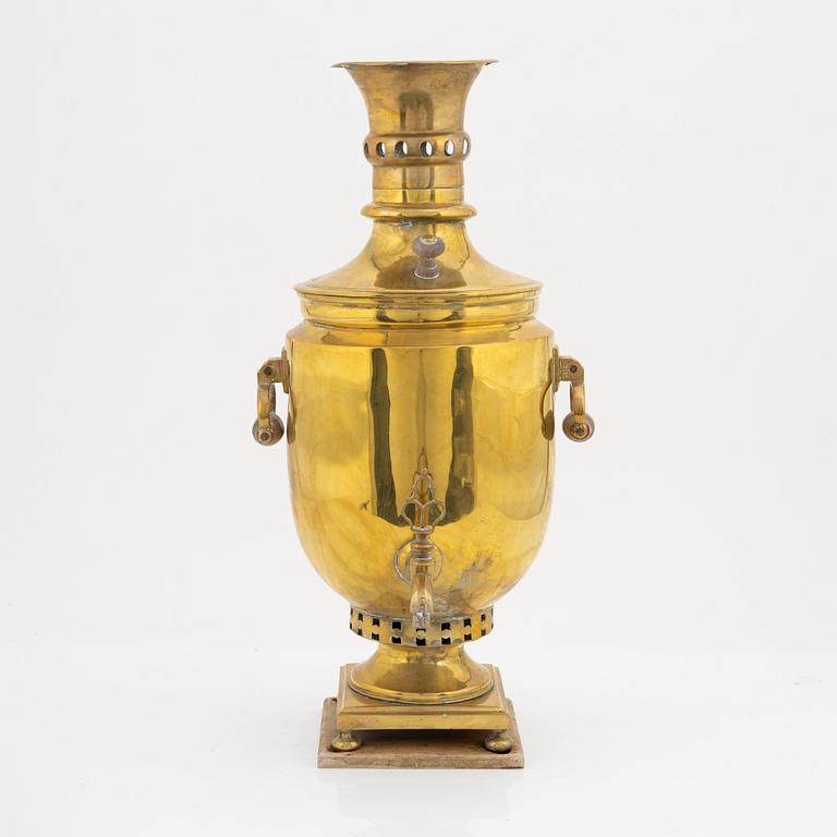 Samovar, mässing, Ryssland, omkring sekelskiftet 1900.
