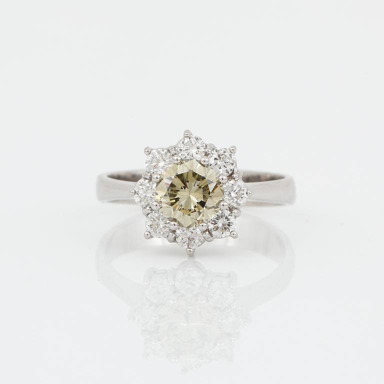 RING, 18K vitguld med briljantslipad  brun diamant 1,05 ct och vita briljantslipade diamanter tot ca 0,60 ct. Vikt 4,90g.