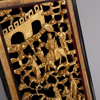 A carved and gilt wooden pane, late Qing dynasty, 19th Century.