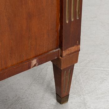 Gustaviansk, Byrå, sengustaviansk, omkring 1800.