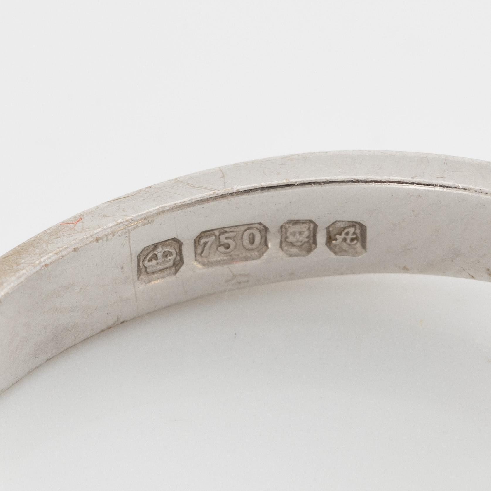 Ring 18K vitguld med vita stenar.