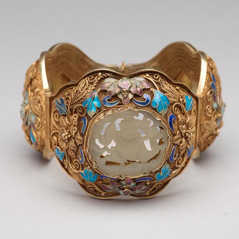 A filigree bracelet with inlays of cloisonné and carved nephrite, Qing dynasty.