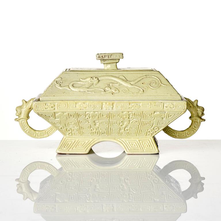 An archaistic porcelain vessel with cover, Qing dynasty with Guangxu six character mark and of the period (1875-1908).