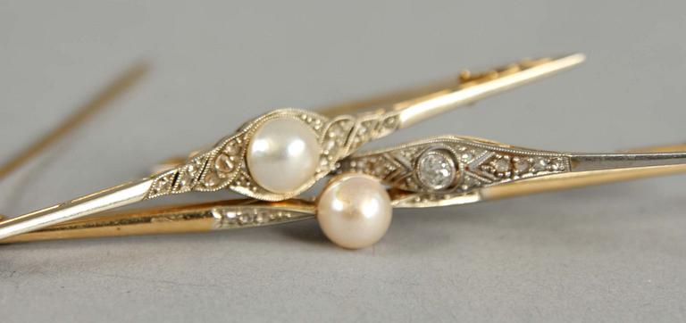 SCARVESNÅLAR, 3 st, guld med pärlor samt diamant.