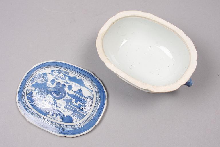 SMÖRTERRIN, porslin, Kina, troligen 1800-tal.