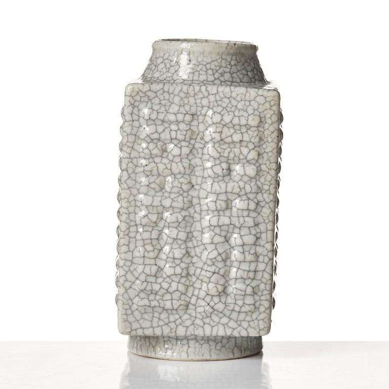 A ge glazed vase, presumably late Qing dynasty, circa 1900.