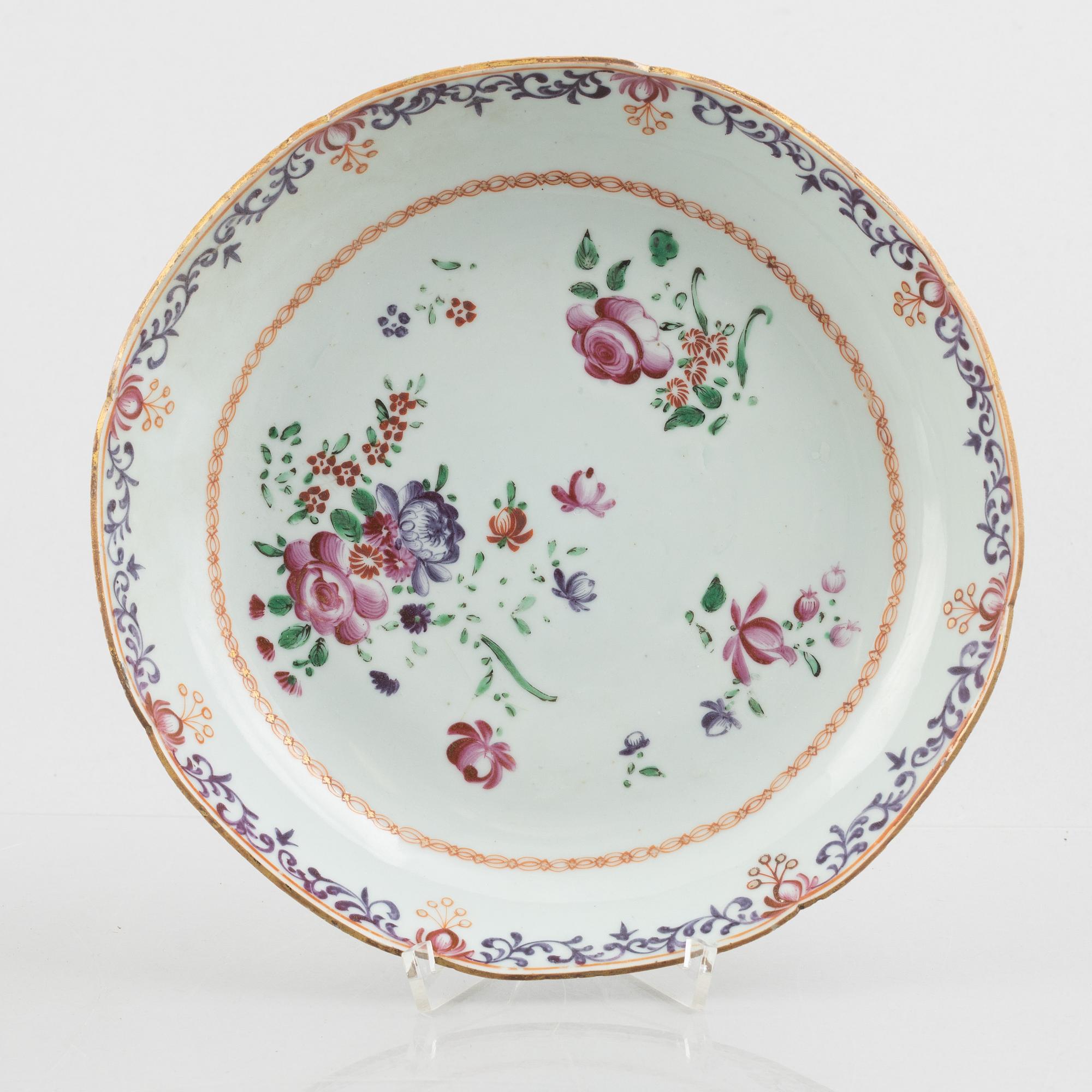 A pair of Chinese export porcelain dishes, Qing dynasty, Qianlong (1736-95).