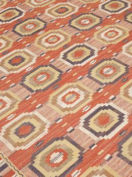 CARPET. "Röda åttan". Flat weave. 347,5 x 259 cm. Signed MMF.