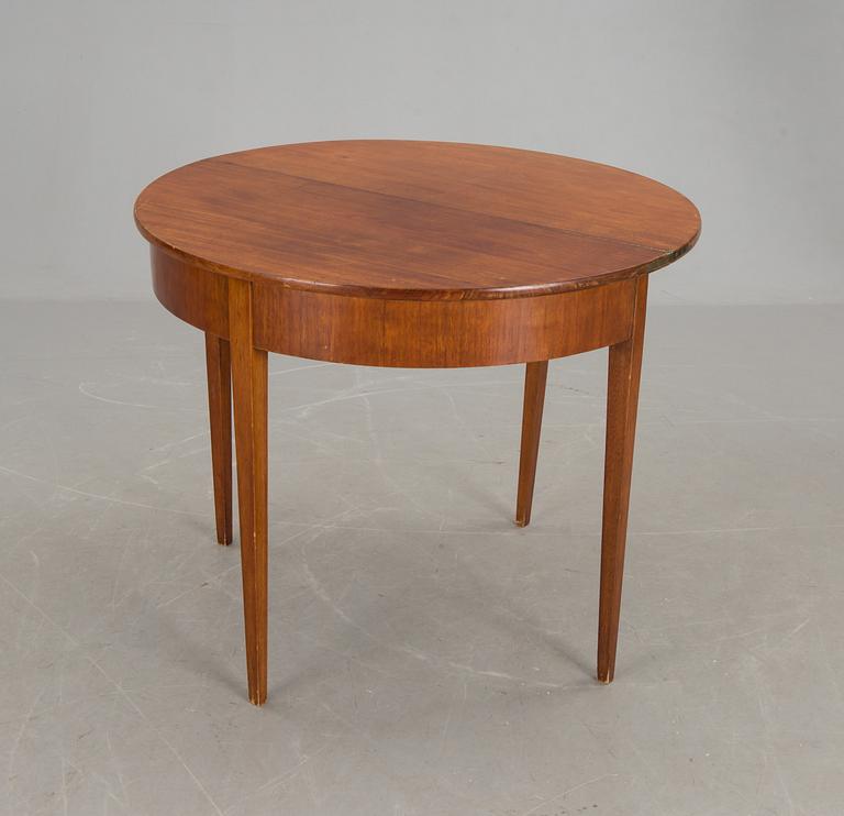 HALVMÅNEBORD, 1800-tal.