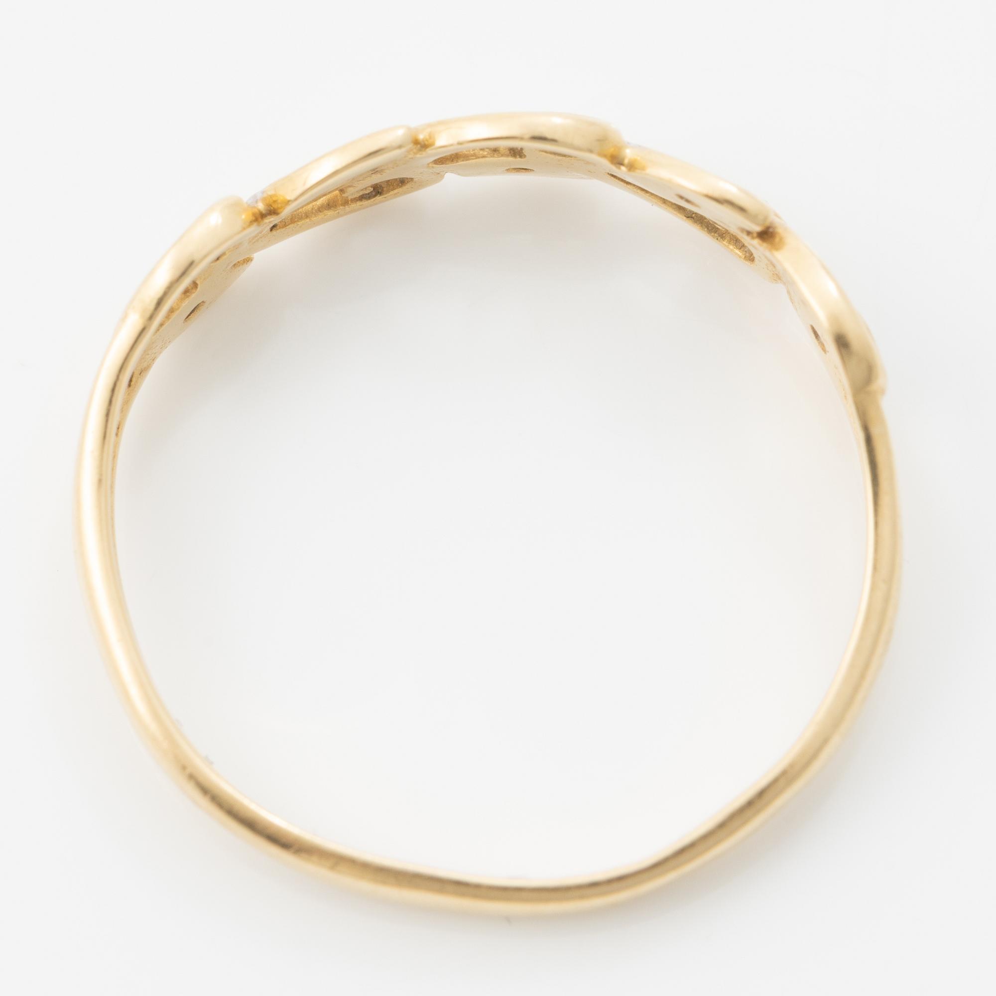 Ring, 18K guld med genombruten dekor med små diamanter.