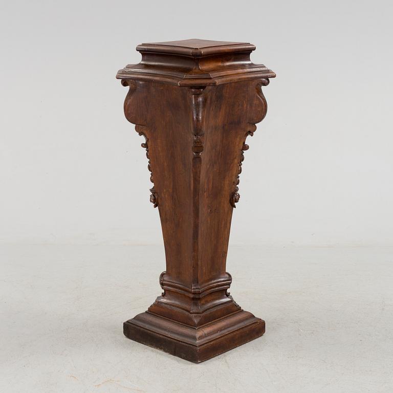 A pedestal form around year 1900.