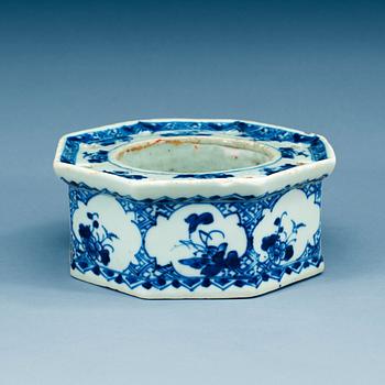 1919. A blue and white ink/pen stand, Qing dynasty, Qianlong (1736-95).
