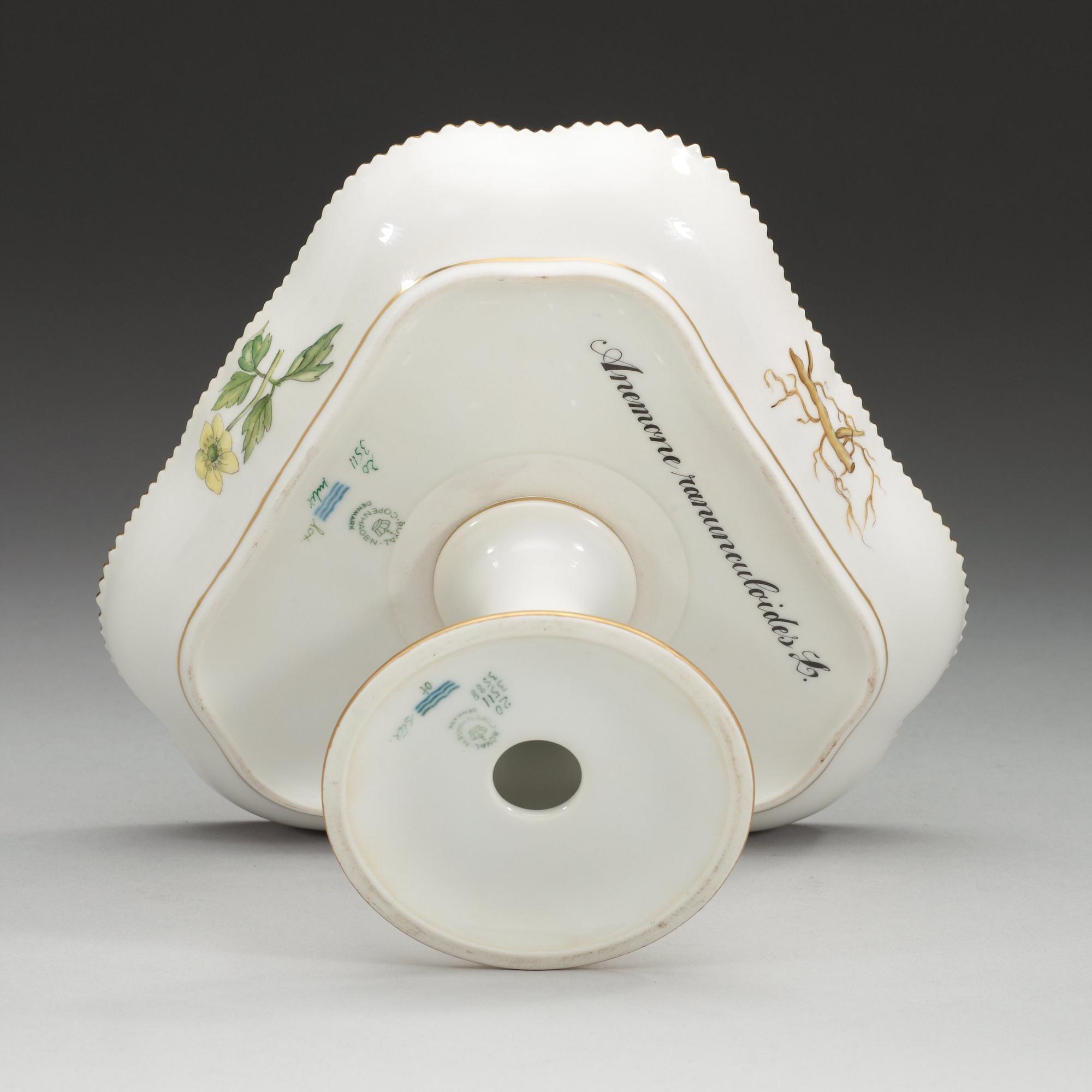 SKÅL på FOT, porslin. "Flora Danica", Royal Copenhagen, Danmark, 1900-tal.