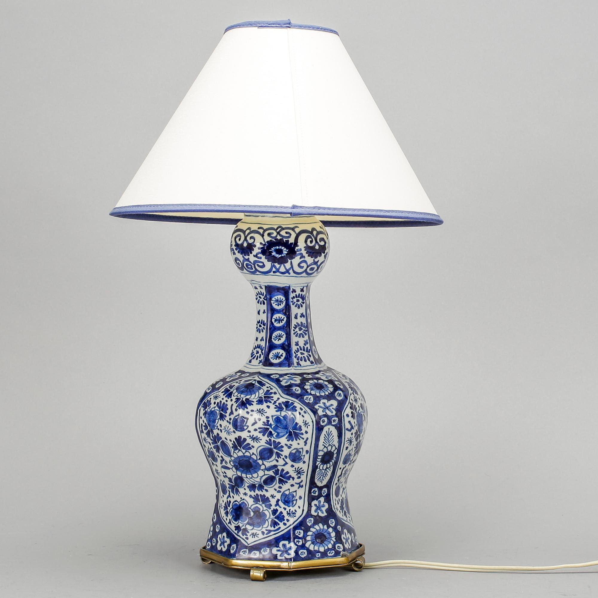 BORDSLAMPA, porslin, Europa, 1900-tal.
