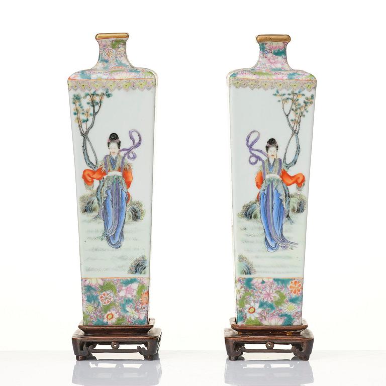 A pair of Chinese 'mille fleur' vases, Republic period, 20th century.