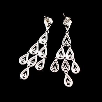 ÖRHÄNGEN, 1 par, 10 k vitguld, briljantslipade diamanter tot 0.75 ct.