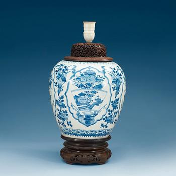 1704. URNA, porslin. Qing dynstin, Kangxi (1662-1722).