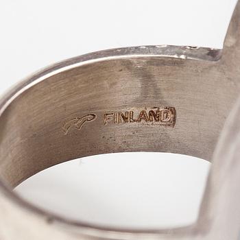 Pekka Piekäinen, Ring, sterlingsilver, emalj. Auran Kultaseppä, Åbo 1974.