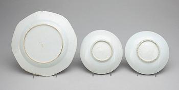 TALLRIK samt FAT, 3 delar, porslin, Kina resp japan, 1700/1800-tal.