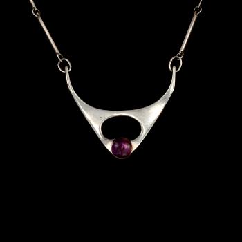 COLLIER, silver med cabochonslipad ametist, Gewe, Malmö, 1966. Vikt 23 g.