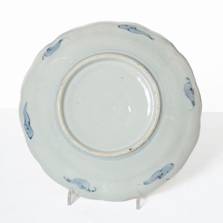 Tallrikar, 12 stycken, samt serveringsfat, imari, porslin, Japan Meiji/tidigt 1900-tal.