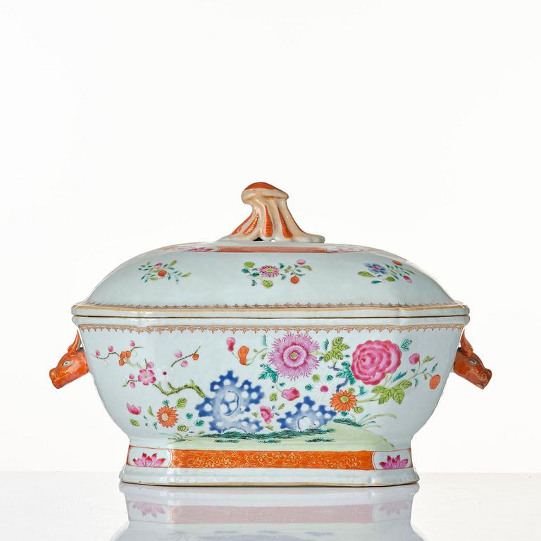 A famille rose tureen with cover and stand, Qing dynasty, Qianlong (1736-95).