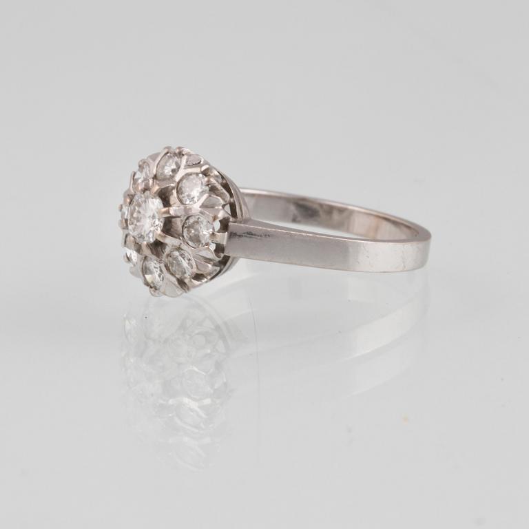 RING, 18K vitguld med briljantslipade diamanter, 0,70 ct, Jarl Sandin, Göteborg, 1981. Vikt.